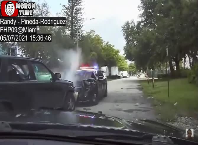 Video :She forcefully collides with a police vehicle while attempting to flee!